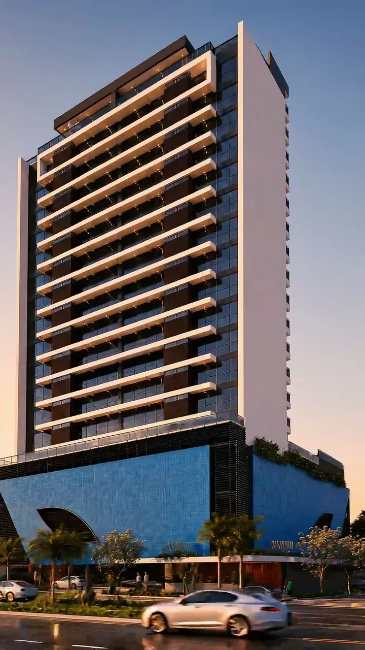 Torre da Elo Engenharia com embasamento em vidro azul ao entardecer