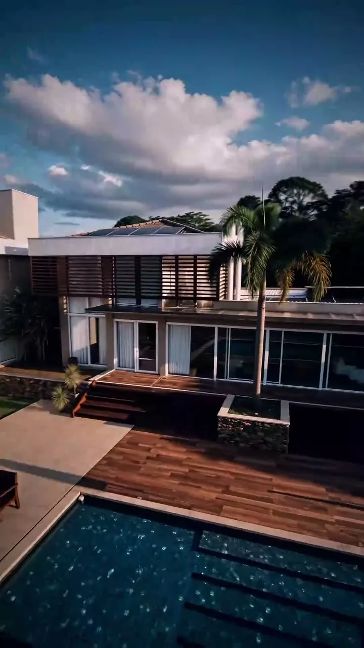 Residência com piscina e deck na serra